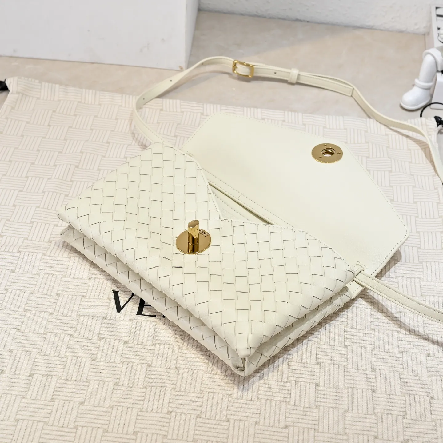 Batch 1660 #Bv new Knot Lock crossbody bag 🎈2025 early spring kont lock new series is hot on the market 🔥The brand's classic weaving process, with kont's metal rotating buttons, are exquisite and eye-catching, which is a luxurious embellishment of details. The upper body is elegant and elegant, with internal double compartments + card slots + back compartment. Super versatile, multiple carrying methods, detachable shoulder strap, portable/shoulder/cross-body, retro and fashionable, easy to carry with exquisite old-line style🫴 Model: 7191 Size: 25x16x5.5